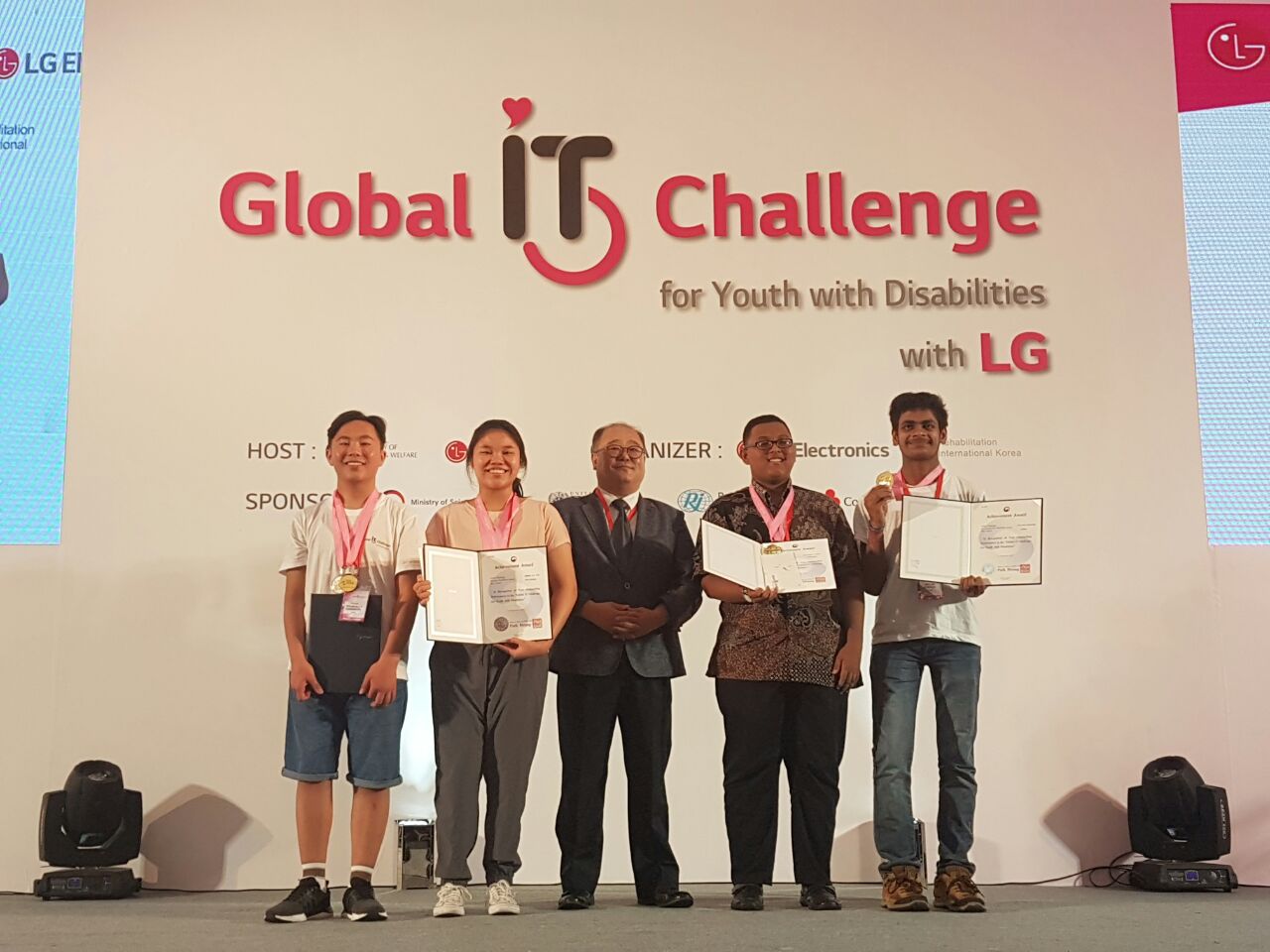Tim Indonesia meraih Good e-Design challenge award di GITC 2017 di Hanoi