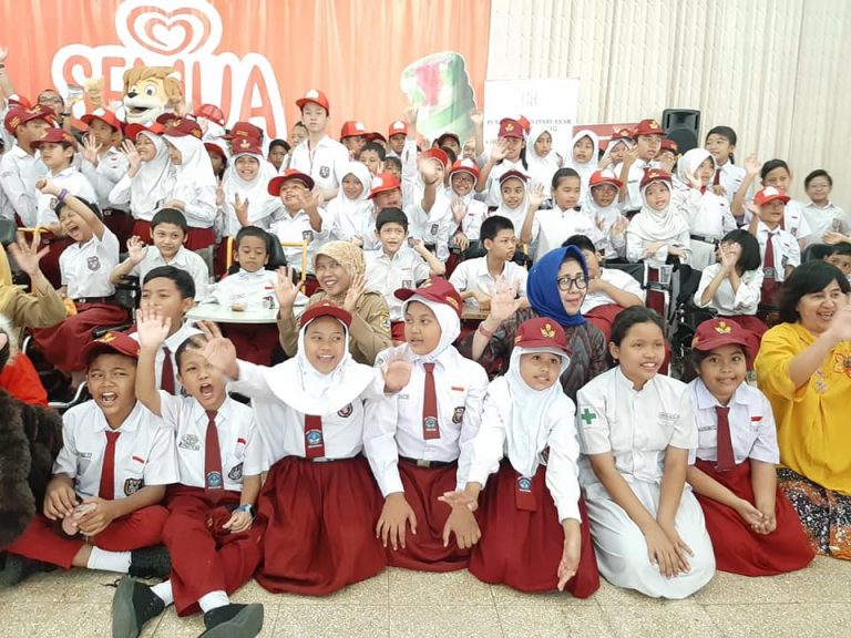 Roadshow Ice Cream Walls Semua jadi Happy Bersama YPAC Nasional